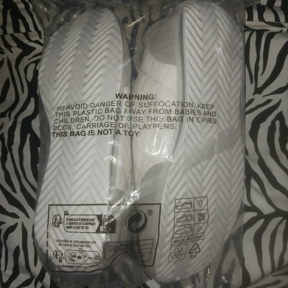 NEW Women Gray & white comfort sport style sneakers - Picture 6 of 8